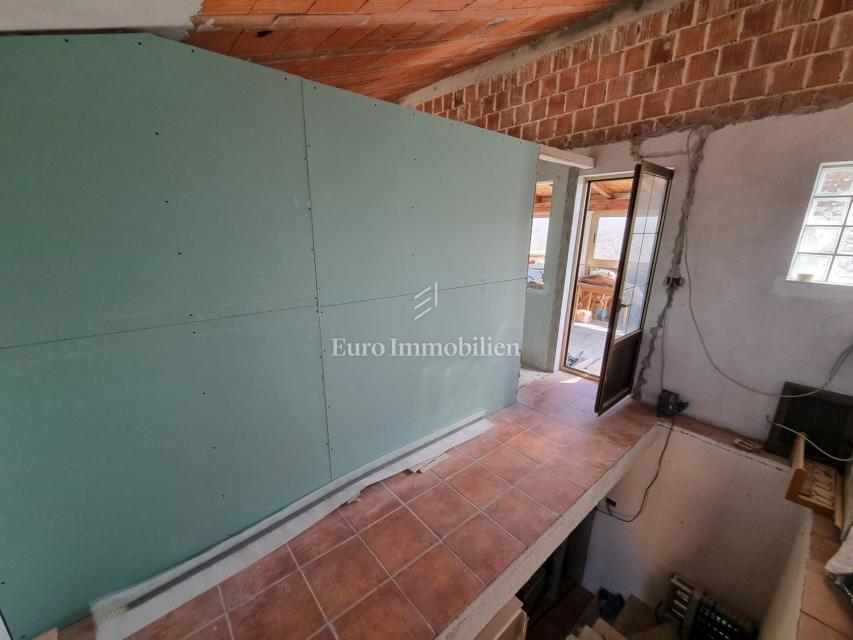 Okolica Višnjana – hiša s tremi stanovanji