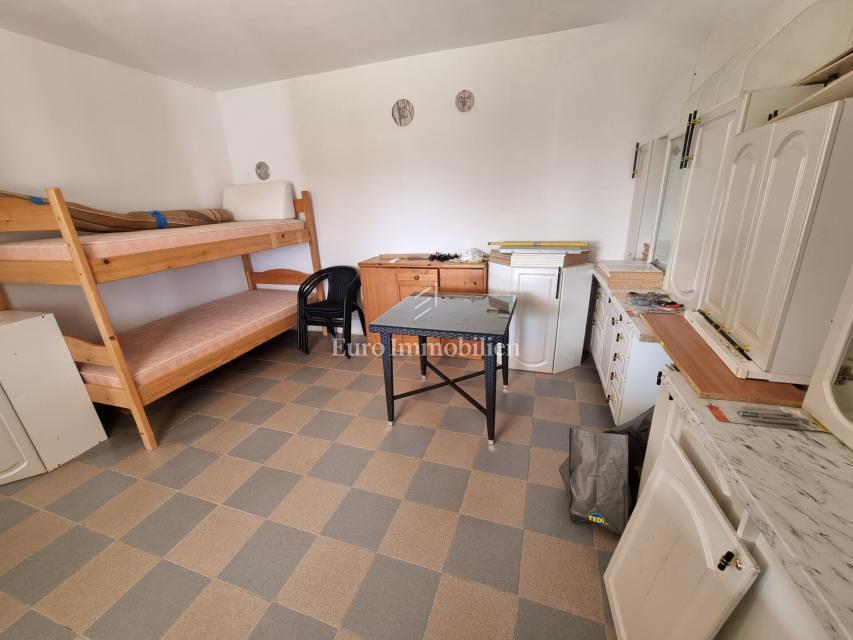 Okolica Višnjana – hiša s tremi stanovanji