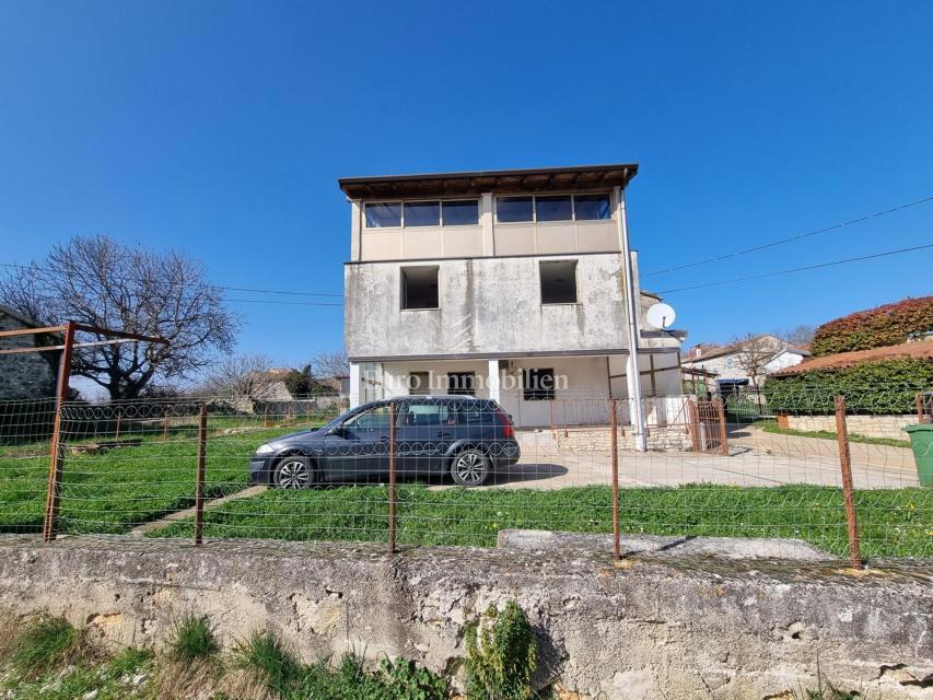 Okolica Višnjana – hiša s tremi stanovanji