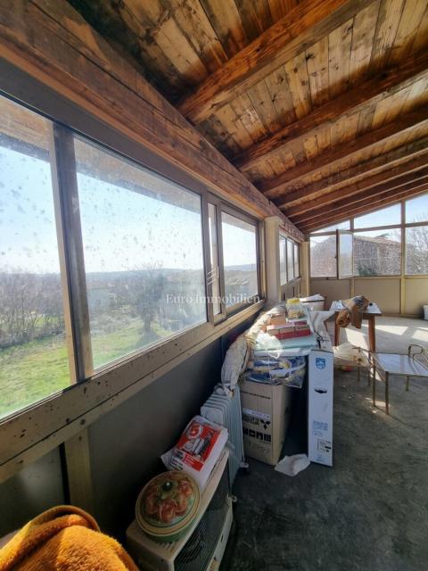 Okolica Višnjana – hiša s tremi stanovanji