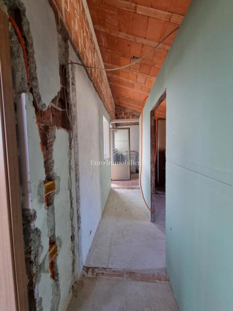 Okolica Višnjana – hiša s tremi stanovanji