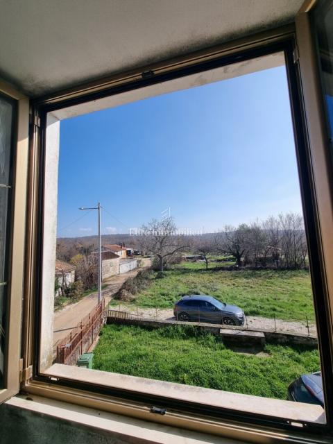 Okolica Višnjana – hiša s tremi stanovanji