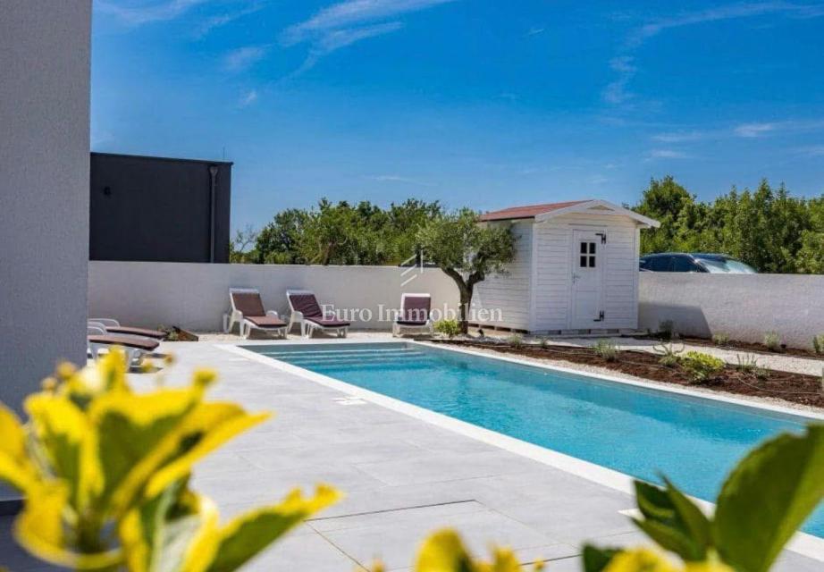 Moderna vila z ogrevanim bazenom, Svetvinčenat, Istra