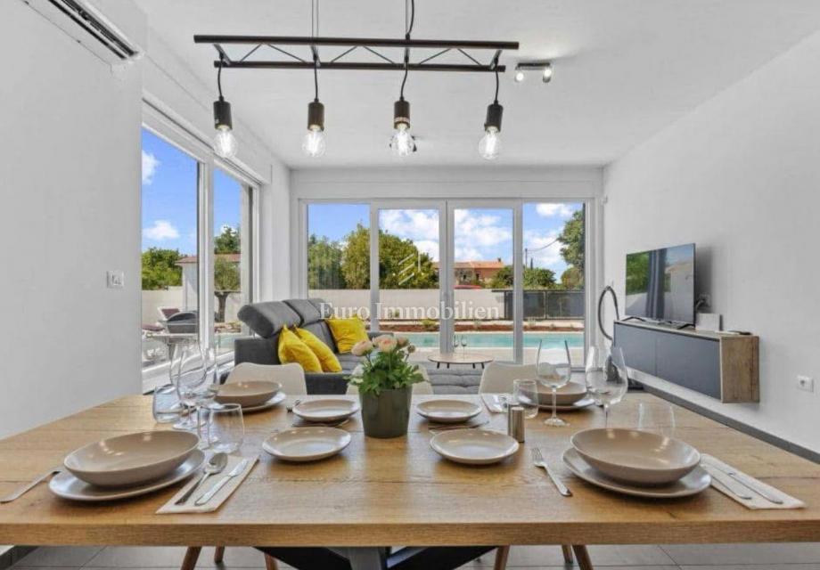 Moderna vila z ogrevanim bazenom, Svetvinčenat, Istra