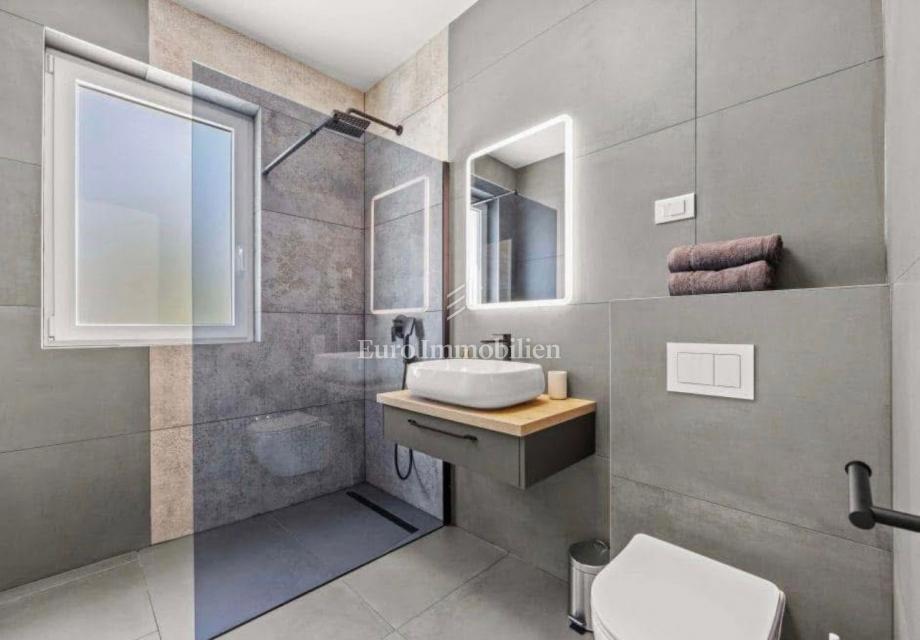 Moderna vila z ogrevanim bazenom, Svetvinčenat, Istra