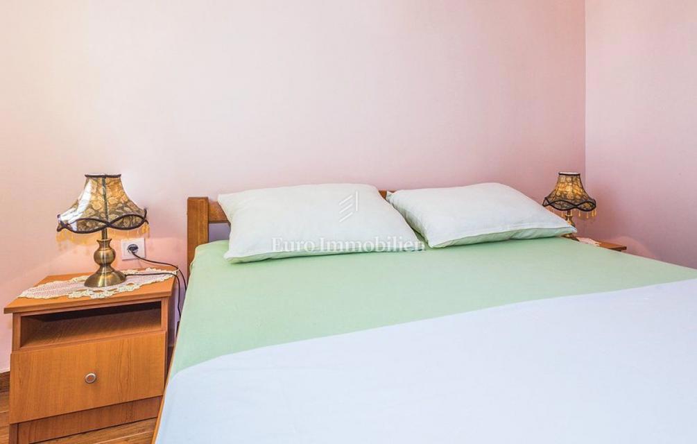 Tisno - stanovanje v družinski hiši s čudovitim pogledom na morje