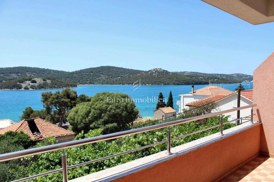 Tisno - stanovanje v družinski hiši s čudovitim pogledom na morje