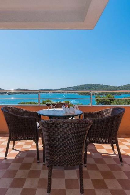 Tisno - stanovanje v družinski hiši s čudovitim pogledom na morje