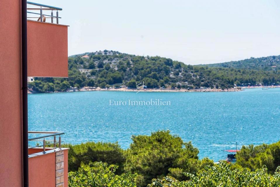 Tisno - stanovanje v družinski hiši s čudovitim pogledom na morje