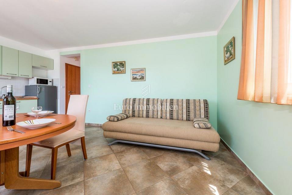 Tisno - stanovanje v družinski hiši s čudovitim pogledom na morje