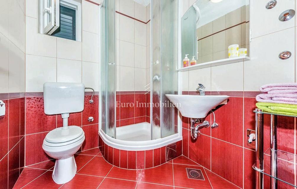 Tisno - stanovanje v družinski hiši s čudovitim pogledom na morje