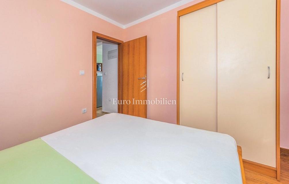 Tisno - stanovanje v družinski hiši s čudovitim pogledom na morje