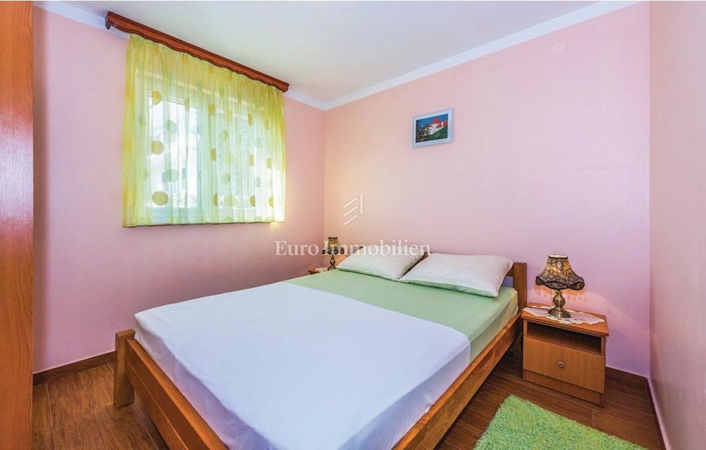 Tisno - stanovanje v družinski hiši s čudovitim pogledom na morje