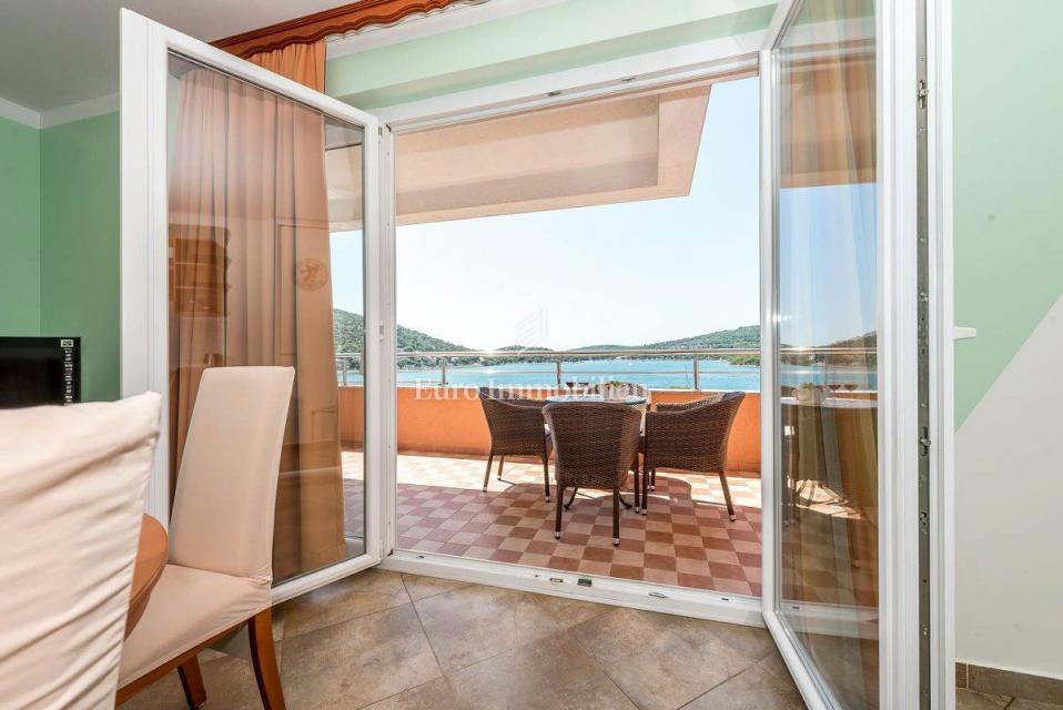 Tisno - stanovanje v družinski hiši s čudovitim pogledom na morje