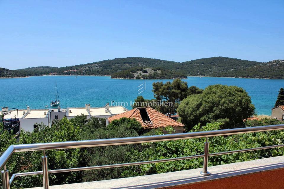 Tisno - stanovanje v družinski hiši s čudovitim pogledom na morje