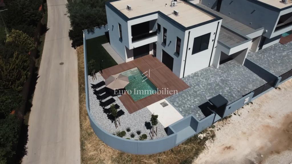 Moderna hiša z bazenom in garažo – Pomer