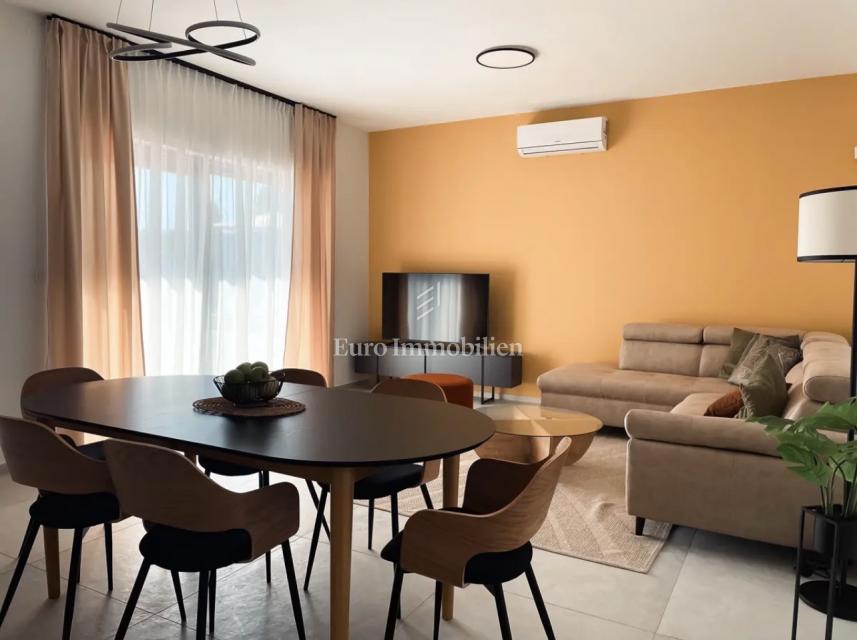 Moderna hiša z bazenom in garažo – Pomer