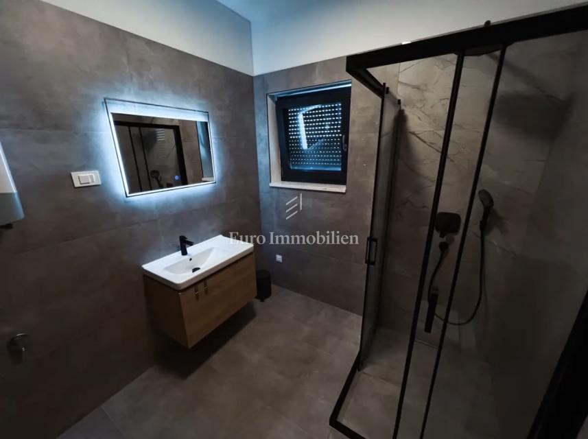 Moderna hiša z bazenom in garažo – Pomer