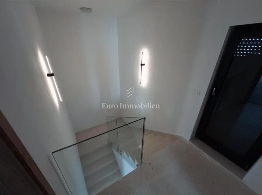 Moderna hiša z bazenom in garažo – Pomer