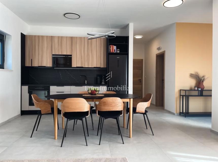 Moderna hiša z bazenom in garažo – Pomer