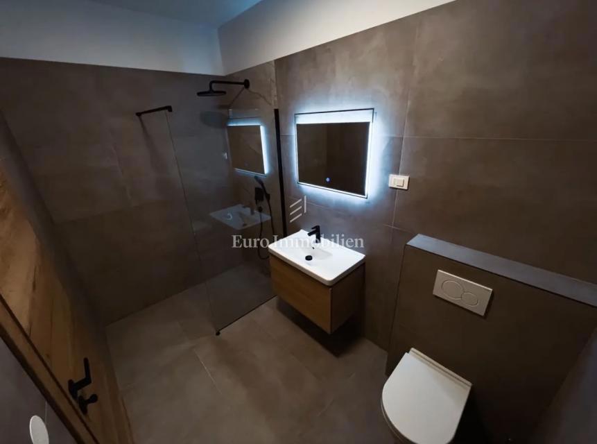 Moderna hiša z bazenom in garažo – Pomer