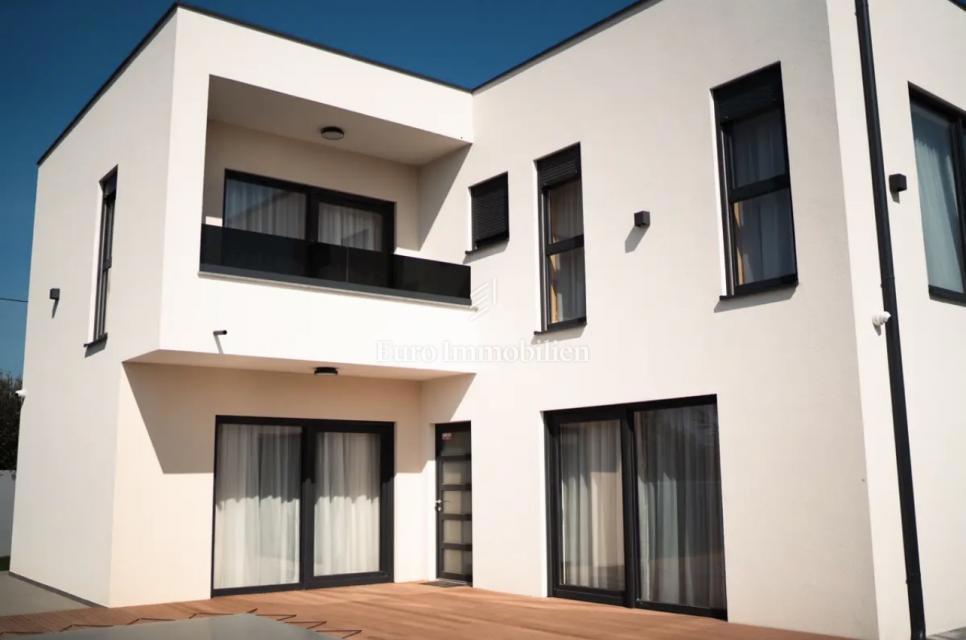 Moderna hiša z bazenom in garažo – Pomer