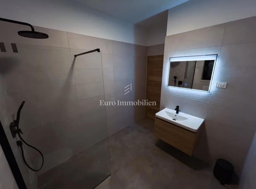 Moderna hiša z bazenom in garažo – Pomer