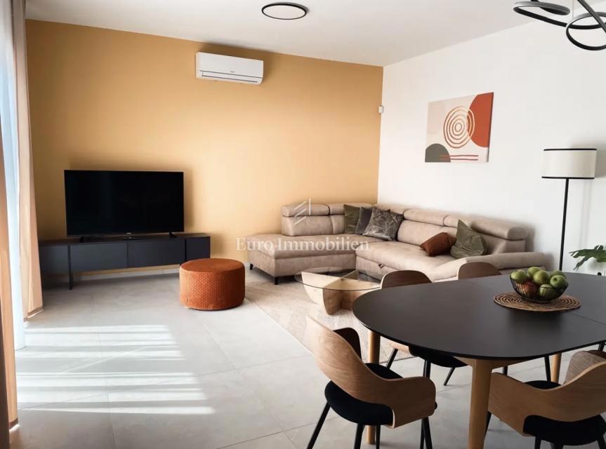 Moderna hiša z bazenom in garažo – Pomer