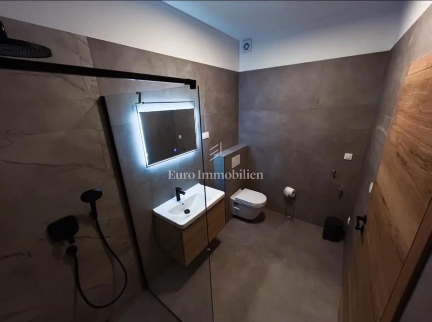 Moderna hiša z bazenom in garažo – Pomer