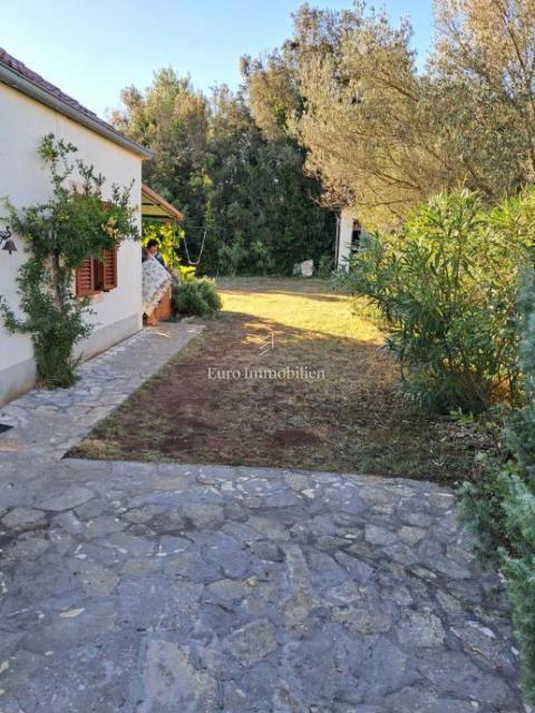 Ždrelac - hiša z vrtom na mirni lokaciji