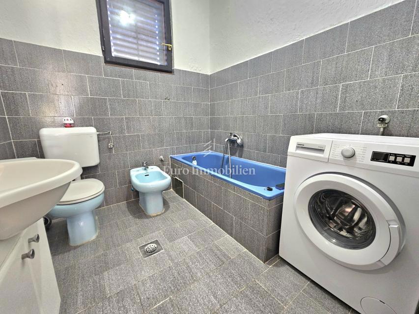 Prostorna hiša s 3 enotami, Ližnjan