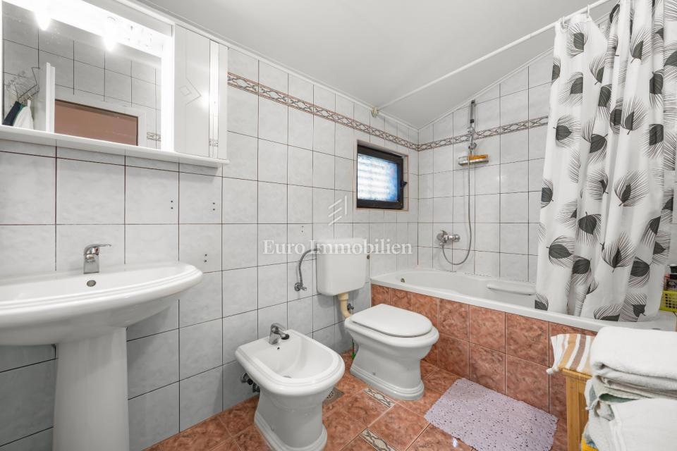 Prostorna hiša s 3 enotami, Ližnjan