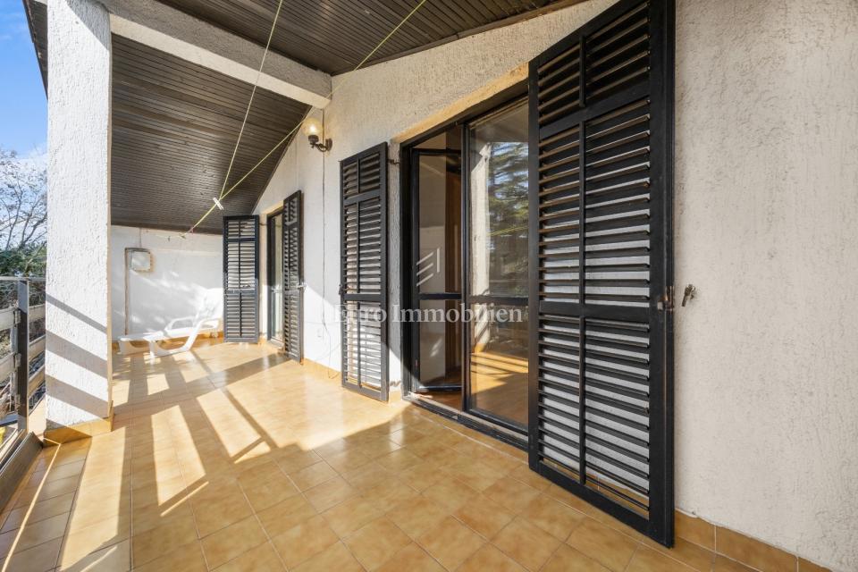 Prostorna hiša s 3 enotami, Ližnjan