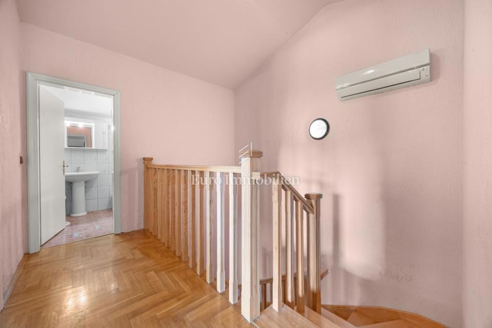 Prostorna hiša s 3 enotami, Ližnjan