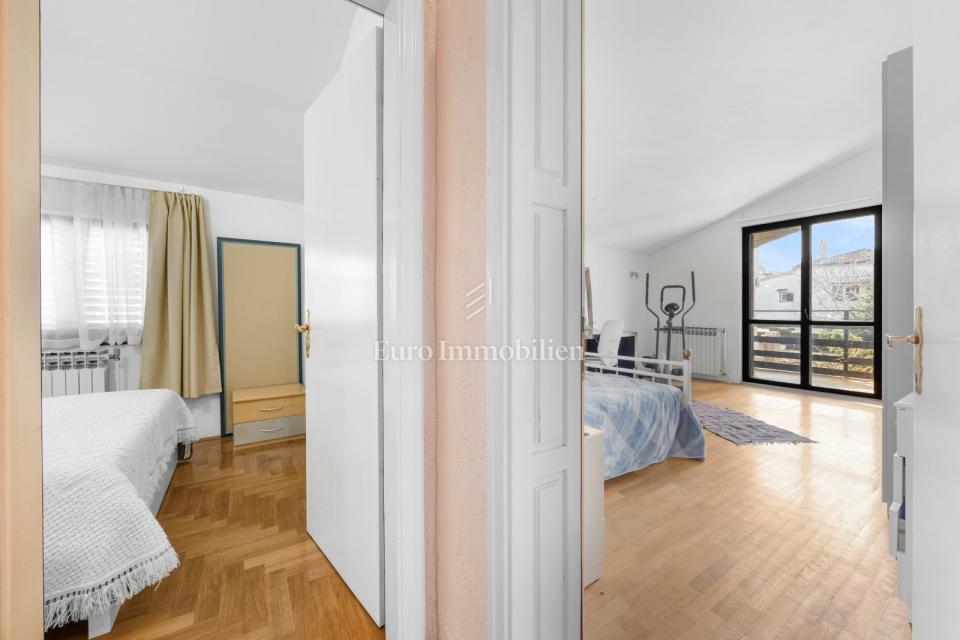 Prostorna hiša s 3 enotami, Ližnjan