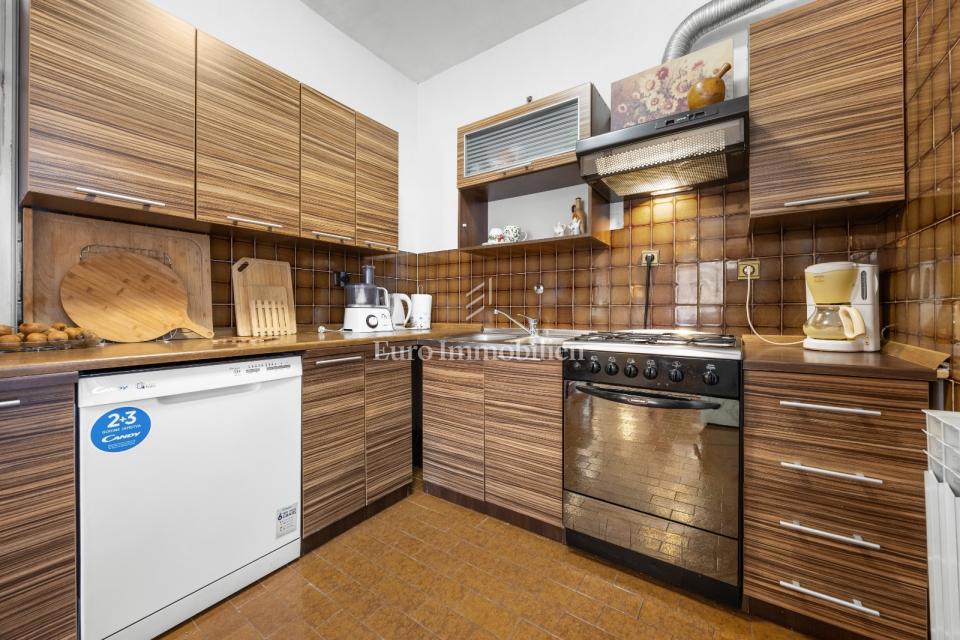 Prostorna hiša s 3 enotami, Ližnjan