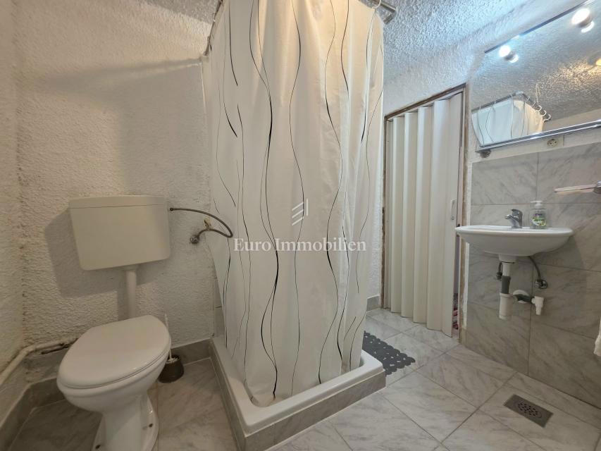 Prostorna hiša s 3 enotami, Ližnjan