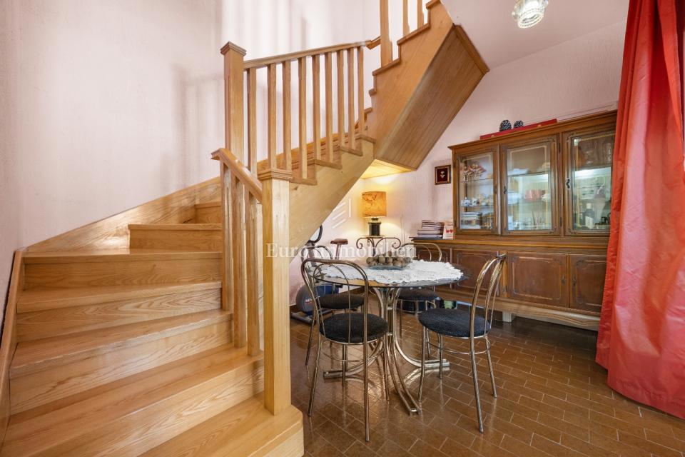 Prostorna hiša s 3 enotami, Ližnjan