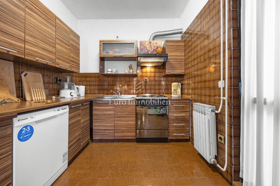 Prostorna hiša s 3 enotami, Ližnjan