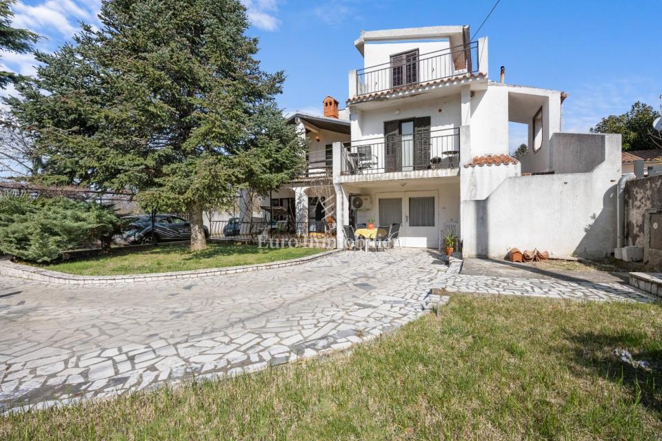 Prostorna hiša s 3 enotami, Ližnjan