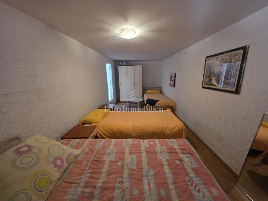 Prostorna hiša s 3 enotami, Ližnjan