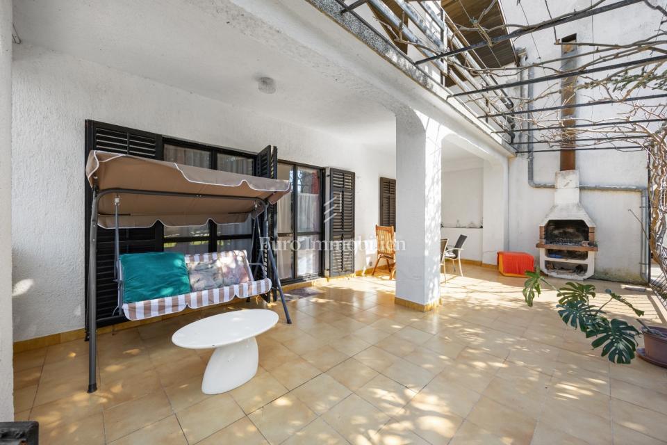 Prostorna hiša s 3 enotami, Ližnjan