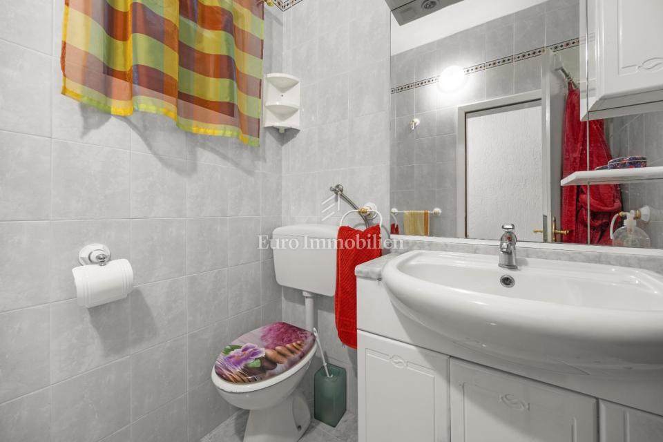 Prostorna hiša s 3 enotami, Ližnjan