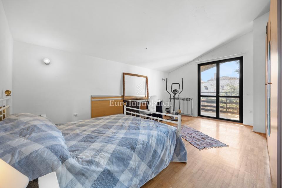 Prostorna hiša s 3 enotami, Ližnjan