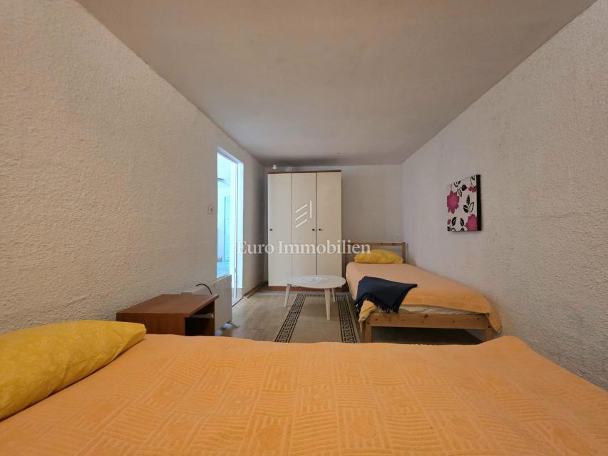 Prostorna hiša s 3 enotami, Ližnjan