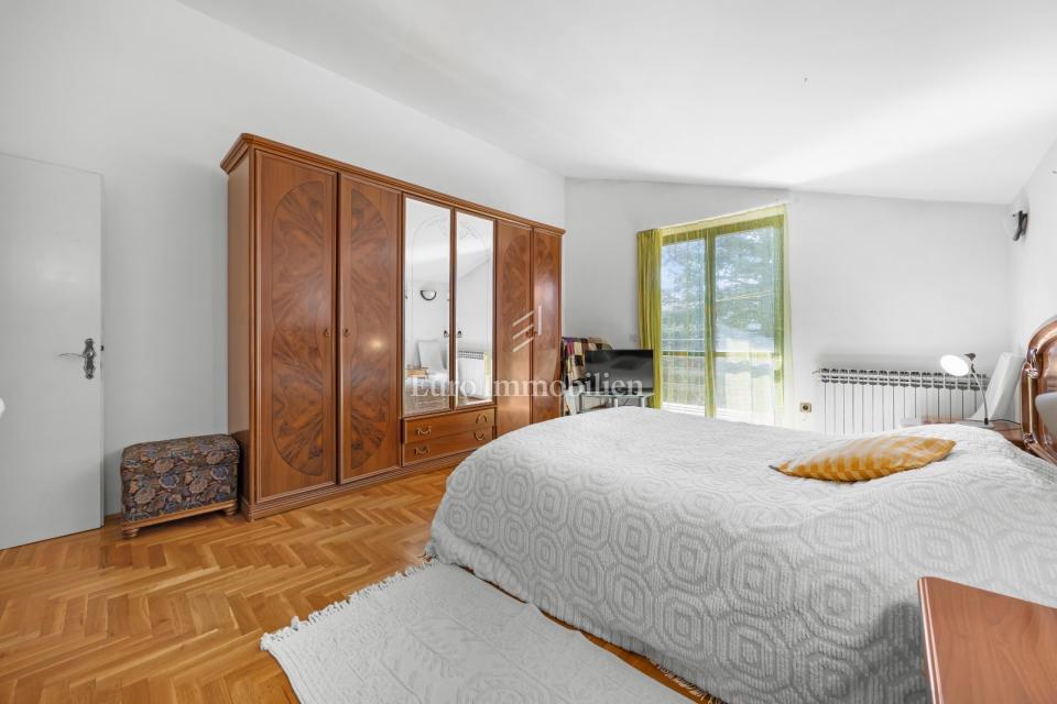 Prostorna hiša s 3 enotami, Ližnjan