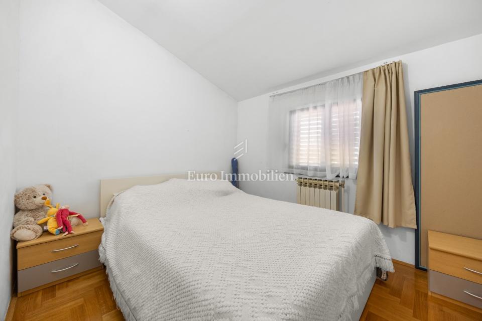 Prostorna hiša s 3 enotami, Ližnjan