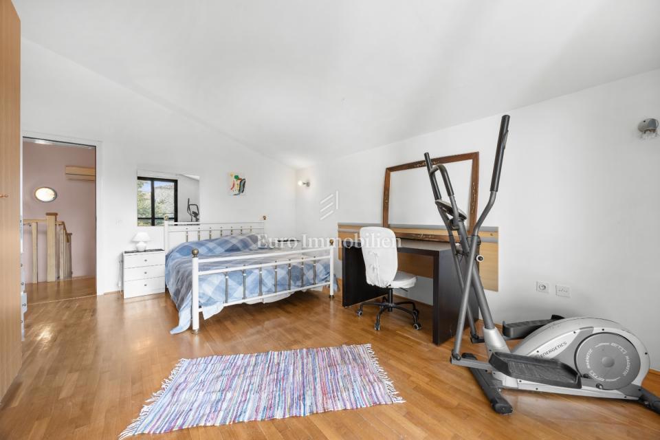 Prostorna hiša s 3 enotami, Ližnjan