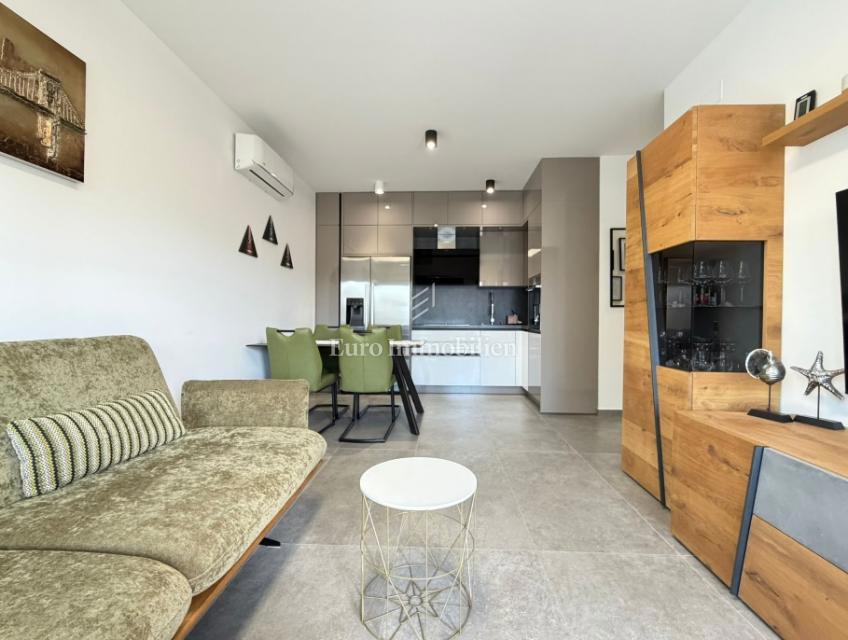 Novalja - apartma z velikim dvoriščem blizu plaže