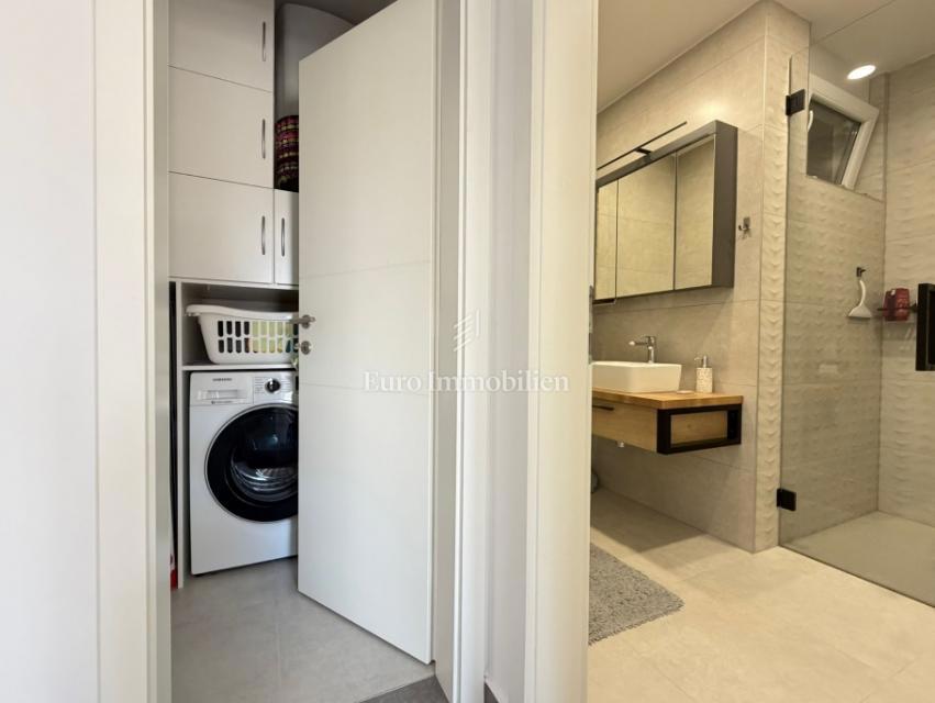 Novalja - apartma z velikim dvoriščem blizu plaže